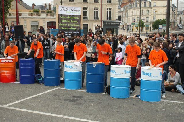 Groupe de percussions industrielles "Tambours Tendance"