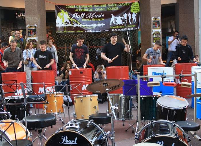 Groupe de percussions industrielles "Tambours Tendance"