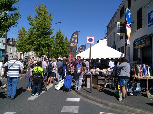 Installation devant l'école