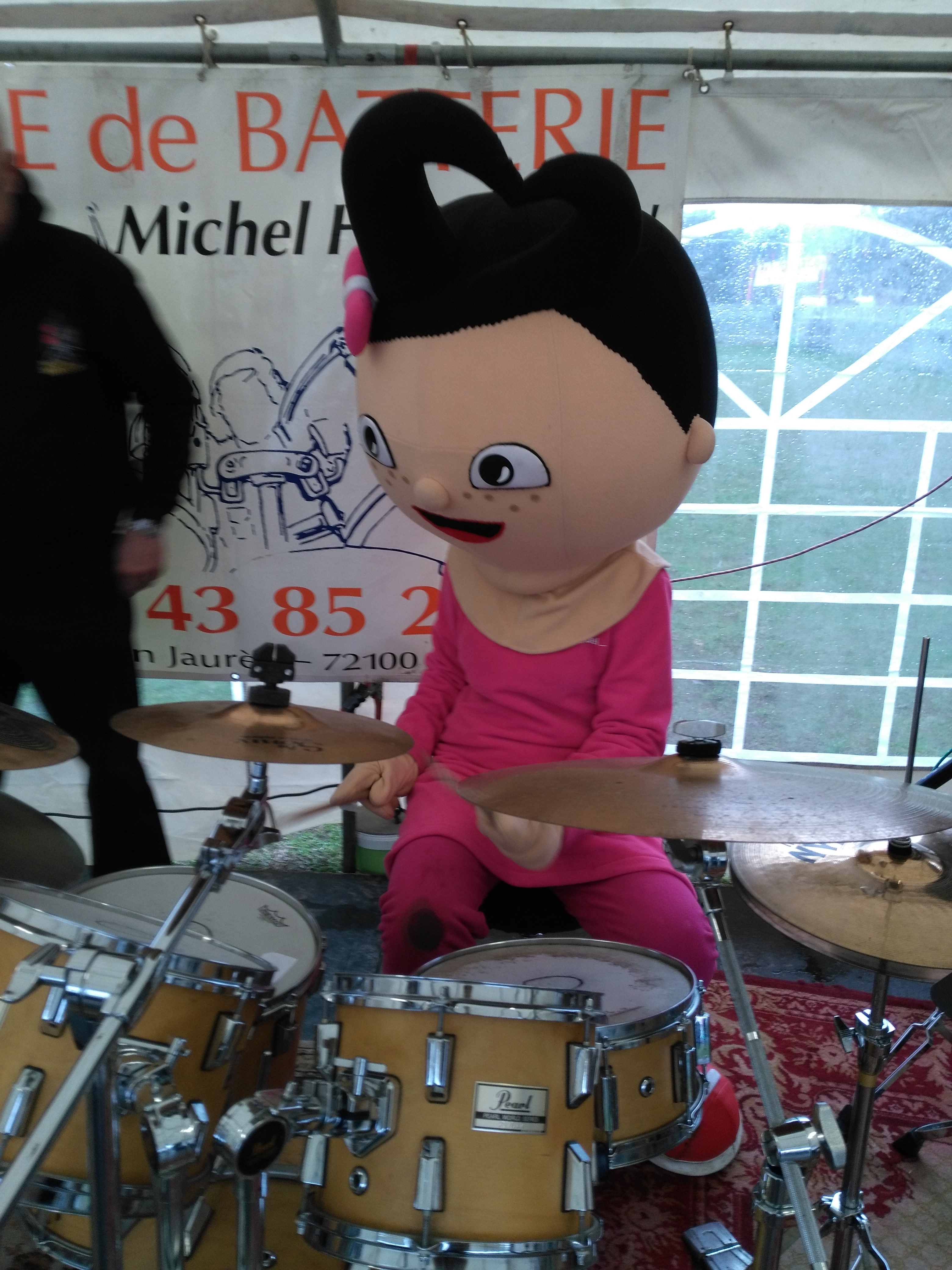 Une des mascottes à la batterie